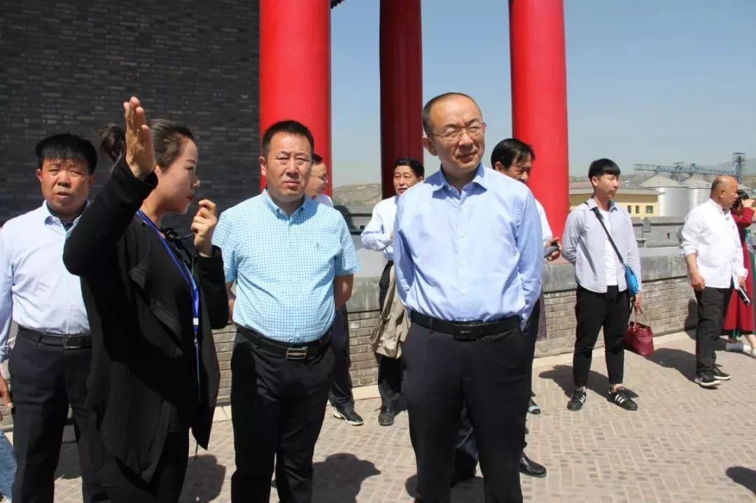 导游为公司总经理赵奕良与华建油脂董事长冯功讲解