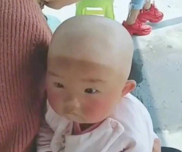                     原创            宝妈带孩子学车，宝宝被晒成了“包黑炭”，教练和学员都笑喷了