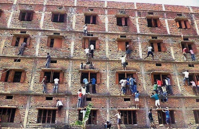 全球高考作弊最“猖狂”的国家，家长爬墙送答案，学校只好露天考
                
                