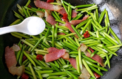 怎样做腊肉炒蒜苔 5c1c4fec08ab43e982f62165d63f208d.jpeg