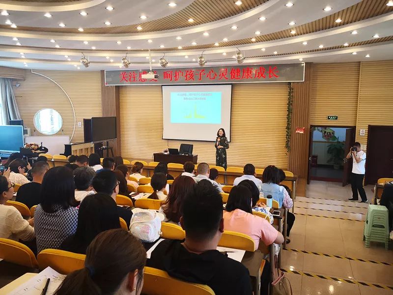学校各级部近二百余名家长代表，进行以为主题的家庭心理健康教育讲座。