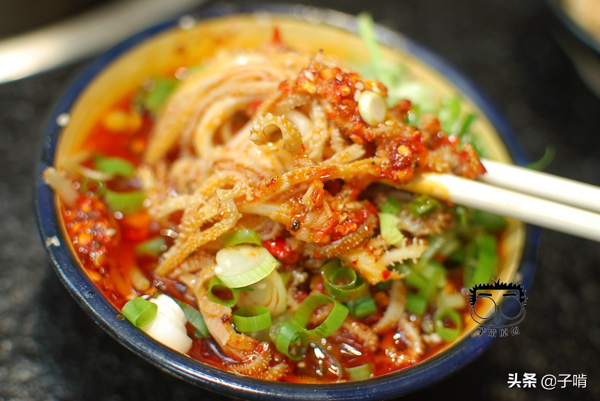 串串店的冒菜真诱人,千层肚牛骨髓加满蒜泥辣子,这个味绝对解馋
