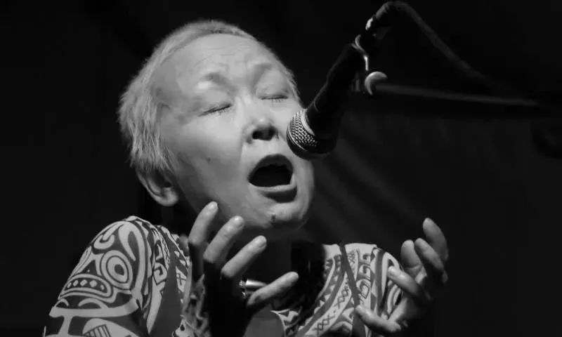 这位光头酷大妈珊寇,真正的用生命在歌唱 | 着调