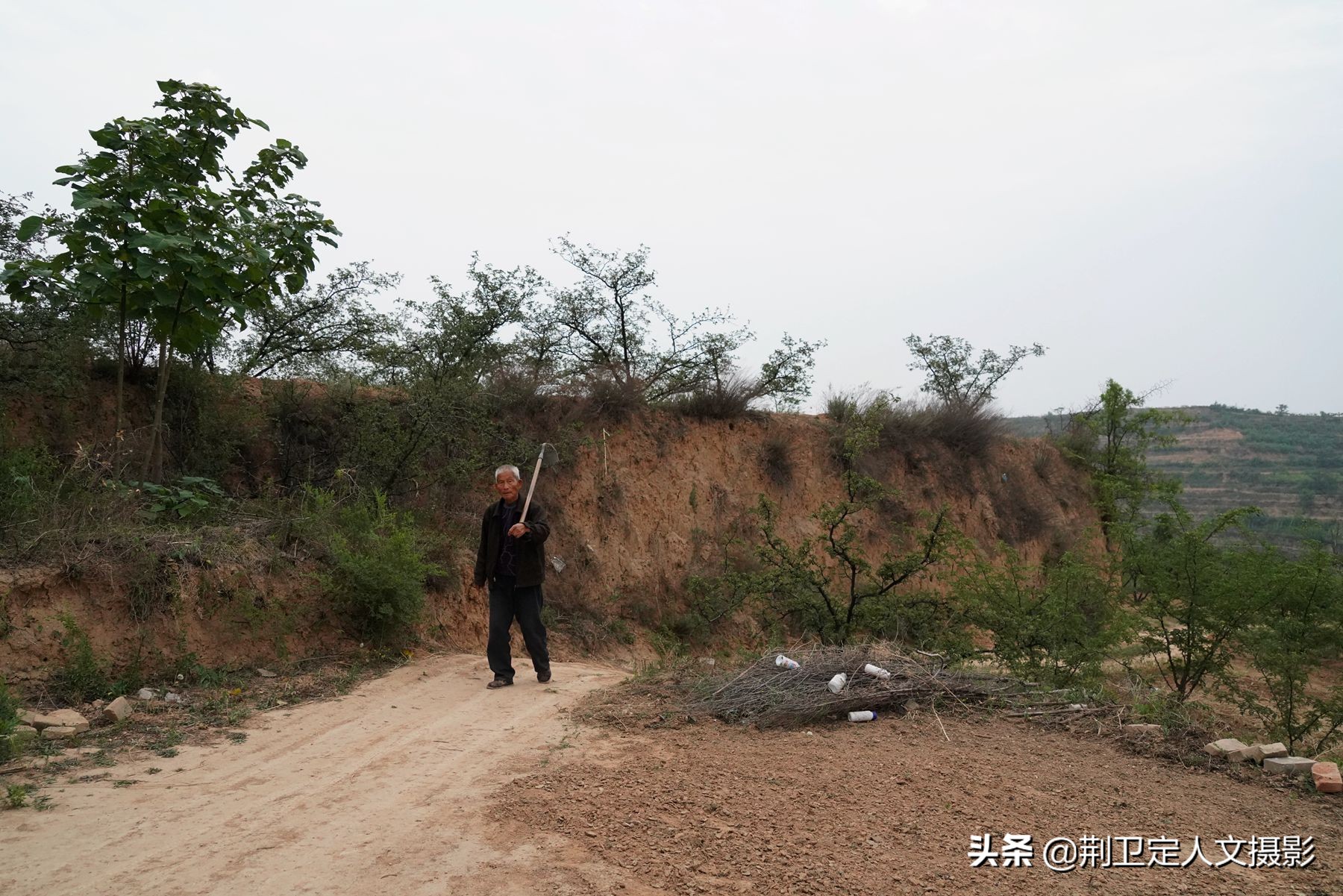 山西农村73岁老人独居荒沟种地30年,看他生活是啥样