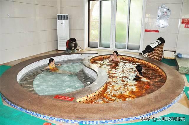 酒店温泉区域4380㎡, 室内有spa水疗池, 漩涡浴,花瓣浴,精油浴,红酒浴