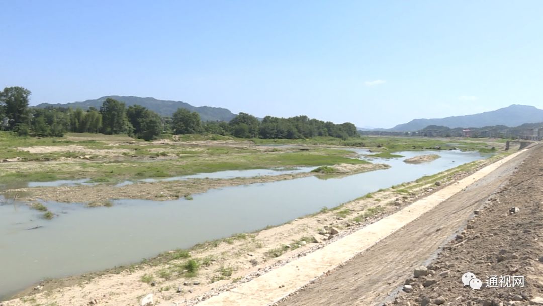 在2018年通城县隽水河水系连通及生态治理磨桥至程丰段工程施工现场和