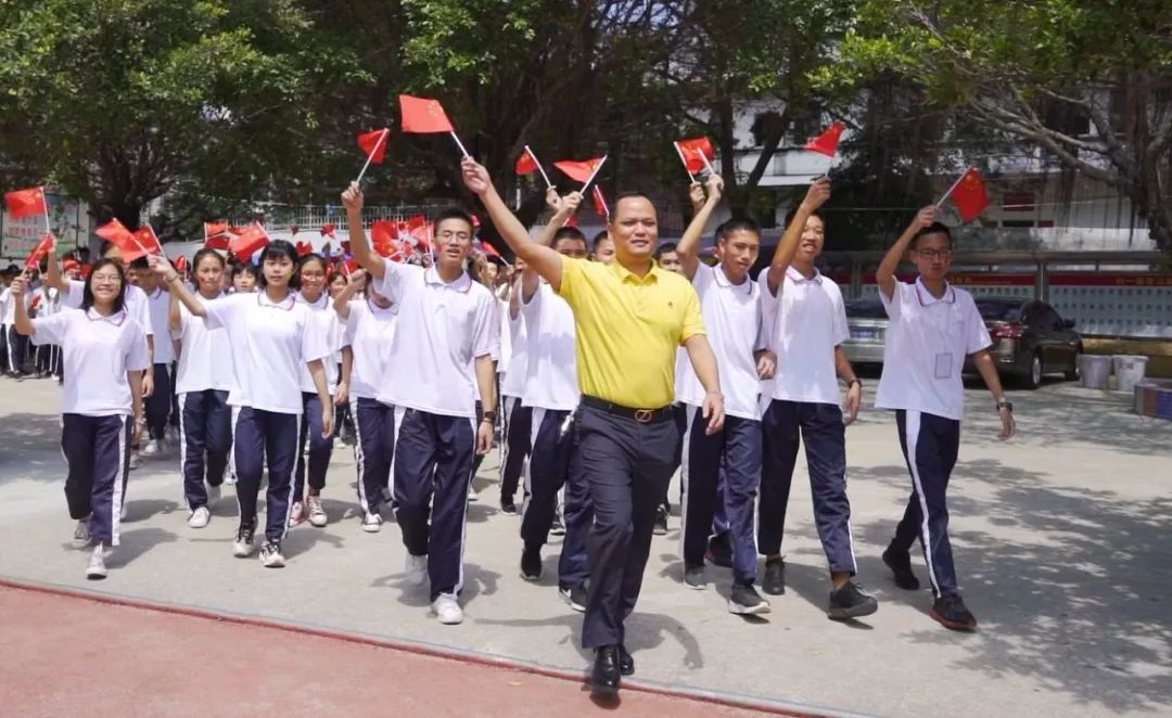 吴川一中"千人大合唱"贺建国70周年.