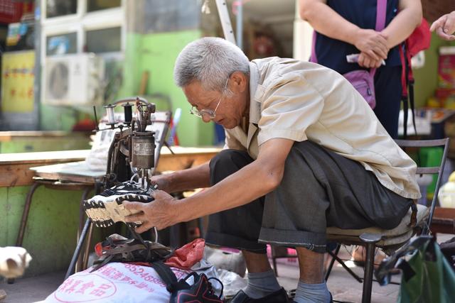 河南七旬老人修鞋40年,钉一只鞋掌三块钱,曾经也是高收入人群