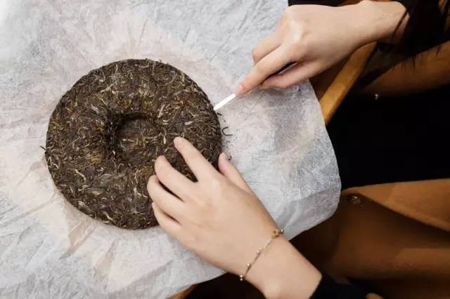 茶事普洱茶饼的撬茶方法你做对了吗