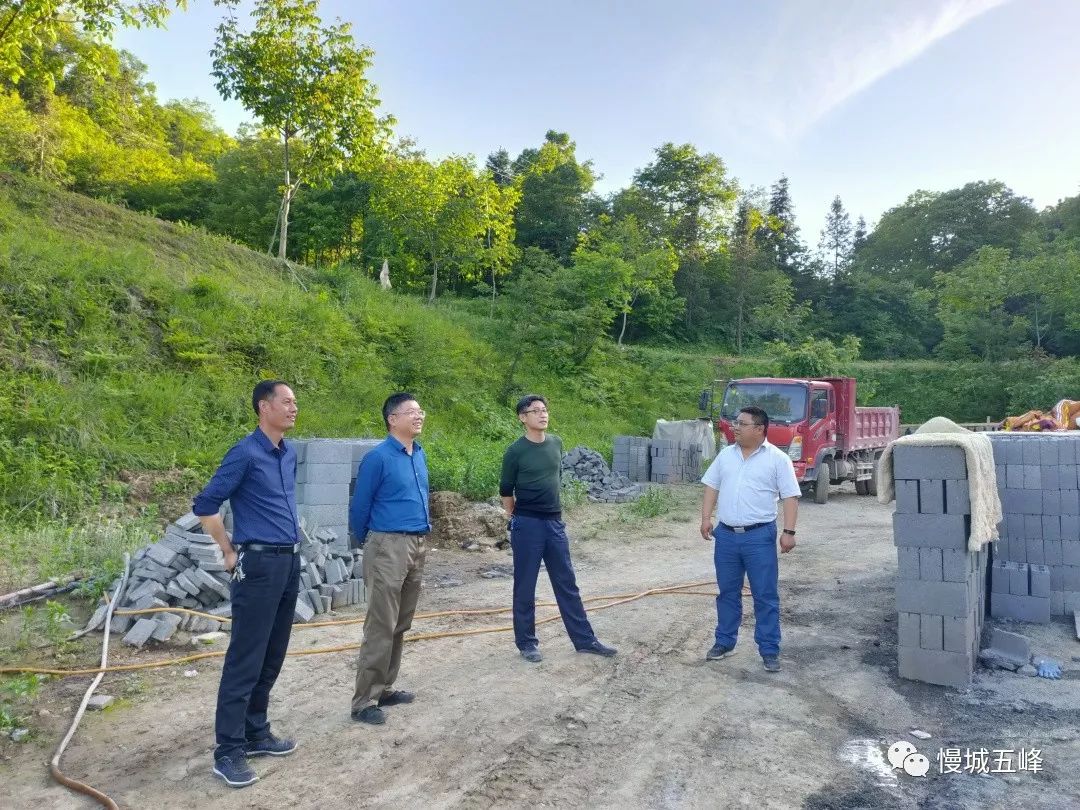 柯志强赴五峰镇调研指导精准扶贫工作