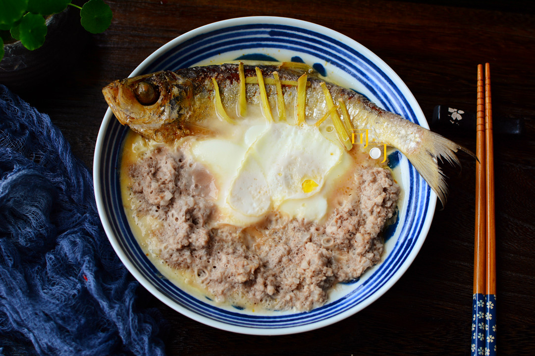 【肉末鸡蛋蒸三抱鳓鱼】主料:三抱鳓鱼1小条100克,肉末50克,鸡蛋2枚