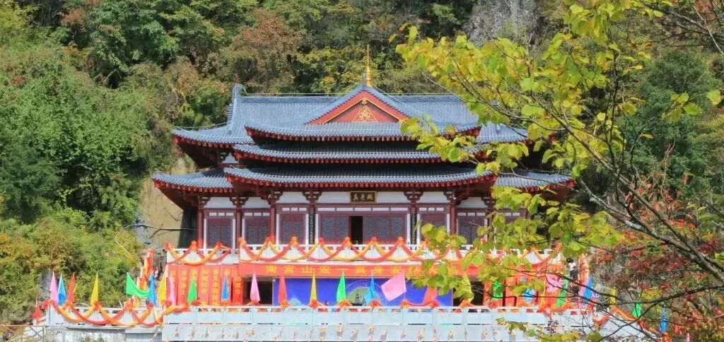 真身殿位于南宫山金顶,悬于万丈悬崖之上,宏一大师真身就供奉在殿内.