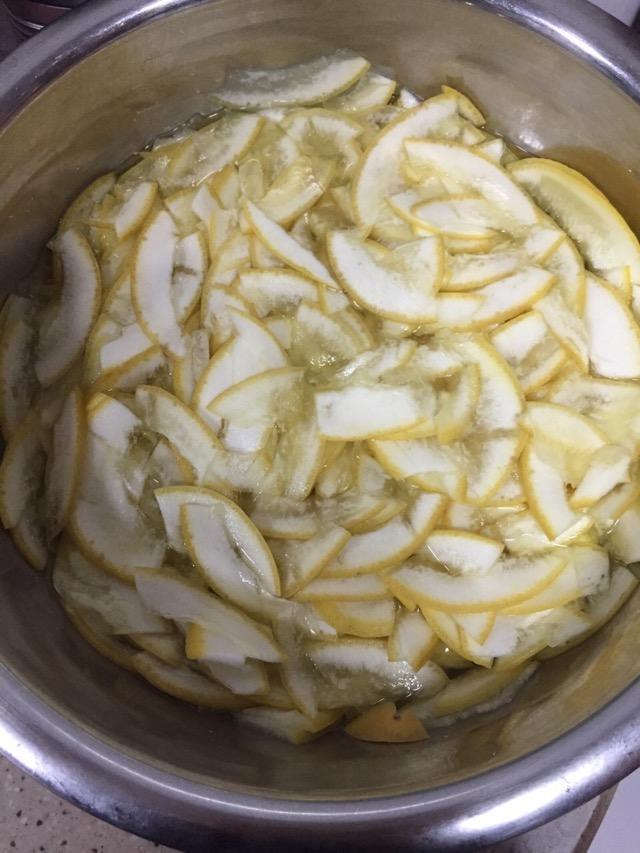                    感冒咳嗽，咳嗽不断，用它切块煮水，可以理气化痰，润肺清肠！