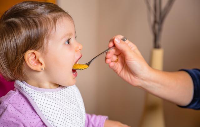                     原创            吃饭的时候，孩子若是有这种表现，家长要当心可能是病