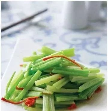 芹菜可以做个什么菜 90d8e31164f74432b7520323916499d5.jpeg