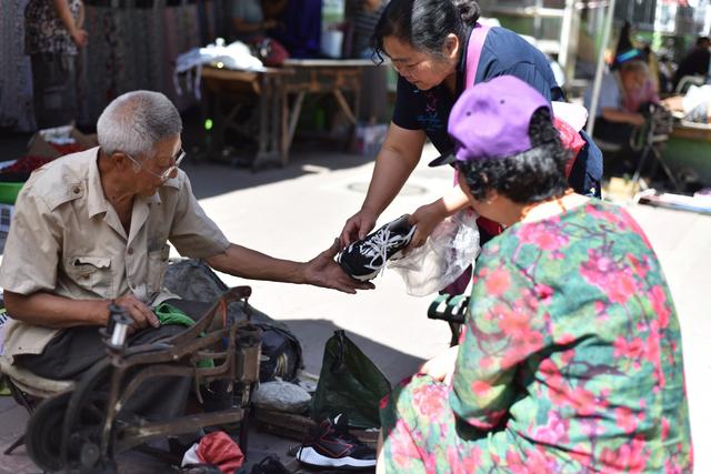 河南七旬老人修鞋40年,钉一只鞋掌三块钱,曾经也是高收入人群