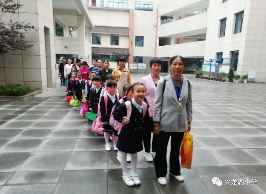 体验见证成长 经典启迪人生——记兴龙湖小学一年级教学开放周活动
