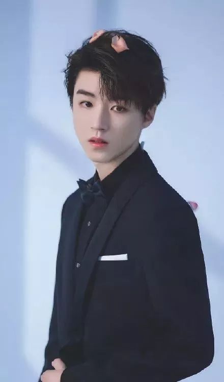王俊凯"婚纱照"曝光,当看到新娘后,粉丝:一定要一直在