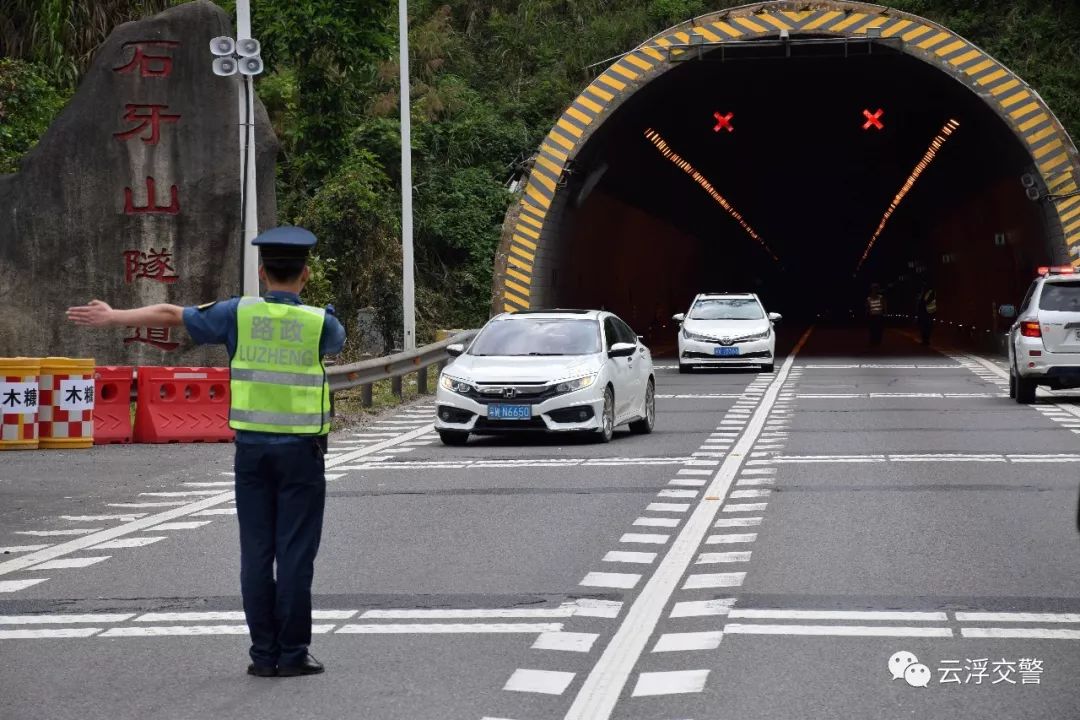 云浮在石牙山隧道:大货车自燃,3车连环追尾?真相是.