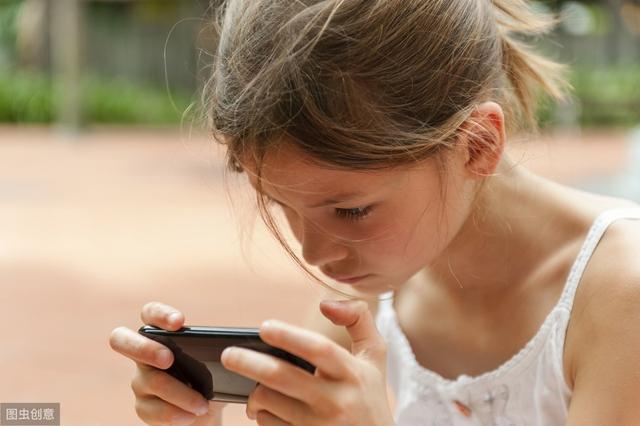 梦回现实，解析梦见自己抱着小孩，钱包和手机被偷的深层含义