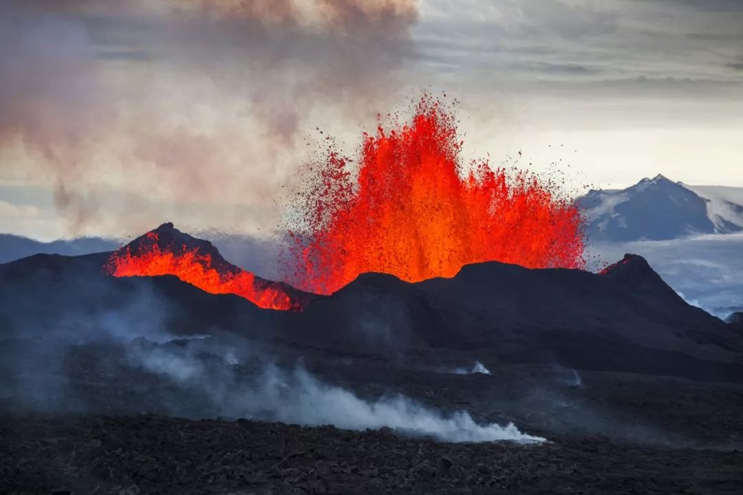 你可以看到冰川和火山共存,间歇泉谷冒着热泉和蒸汽,山顶的浓烟混着