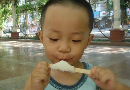                    提醒家长：到了六月，少给孩子吃3物，比泡面还垃圾，积食又咳嗽