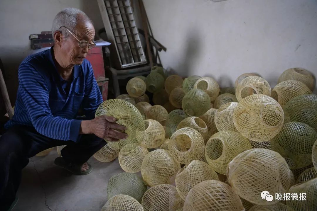 如今,王学坤还是坚持每年制作竹篾子灯笼,他希望能把这项