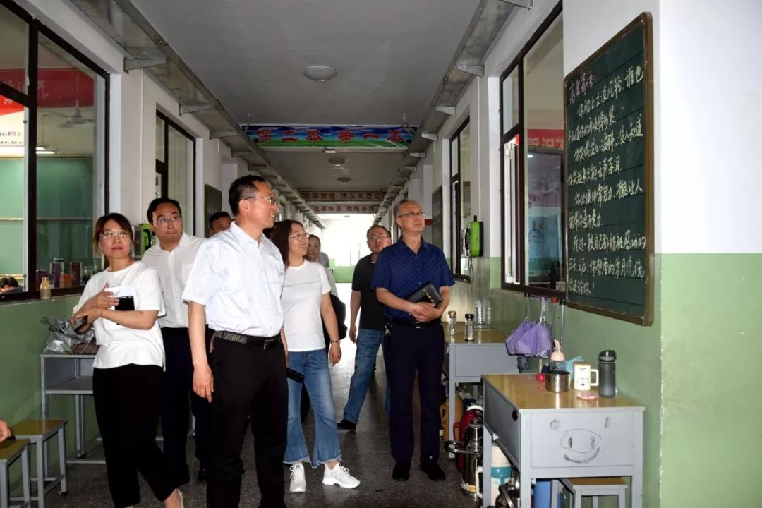 白建成在襄汾高级中学调研高中教育及高考备考工作