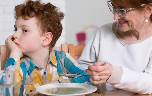                     原创            吃饭的时候，孩子若是有这种表现，家长要当心可能是病