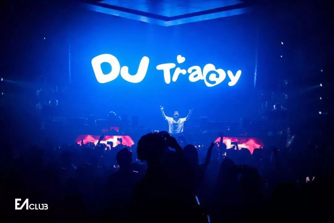 dj tracy是一名流量dj,她在各大视频平台上拥有超过600万粉丝,又拥有