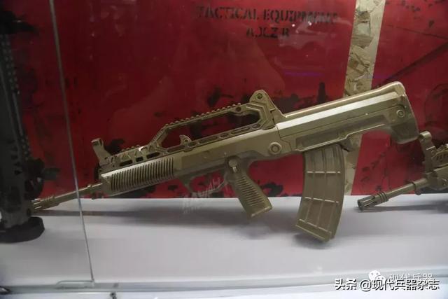 深圳捍卫者工业设计有限公司就展示了95/95-1式自动步枪,79式冲锋枪的