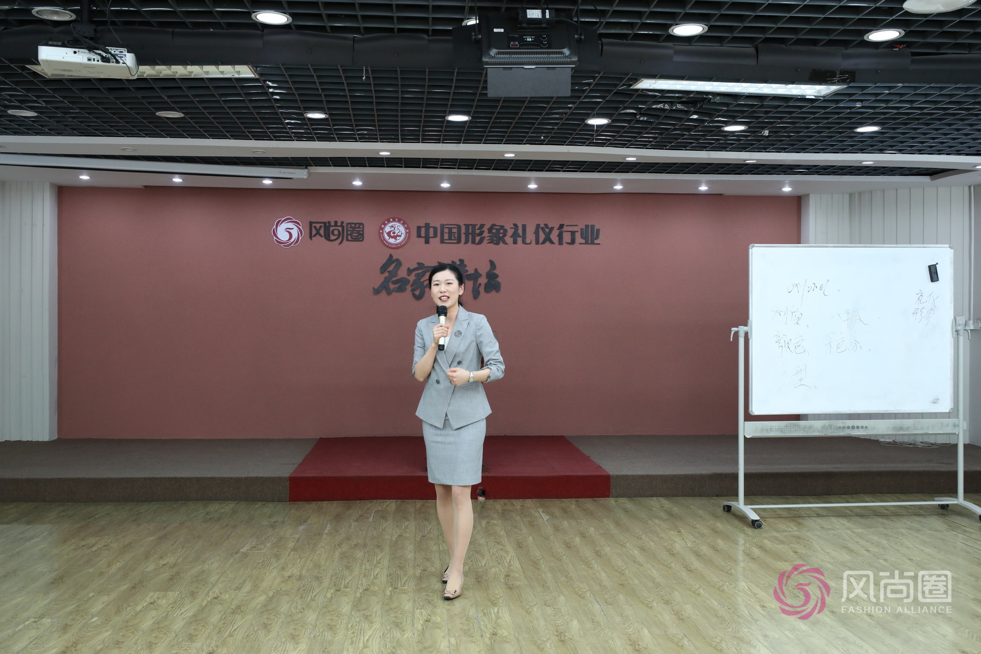 礼仪培训师模拟演讲考试在风尚圈圆满结束