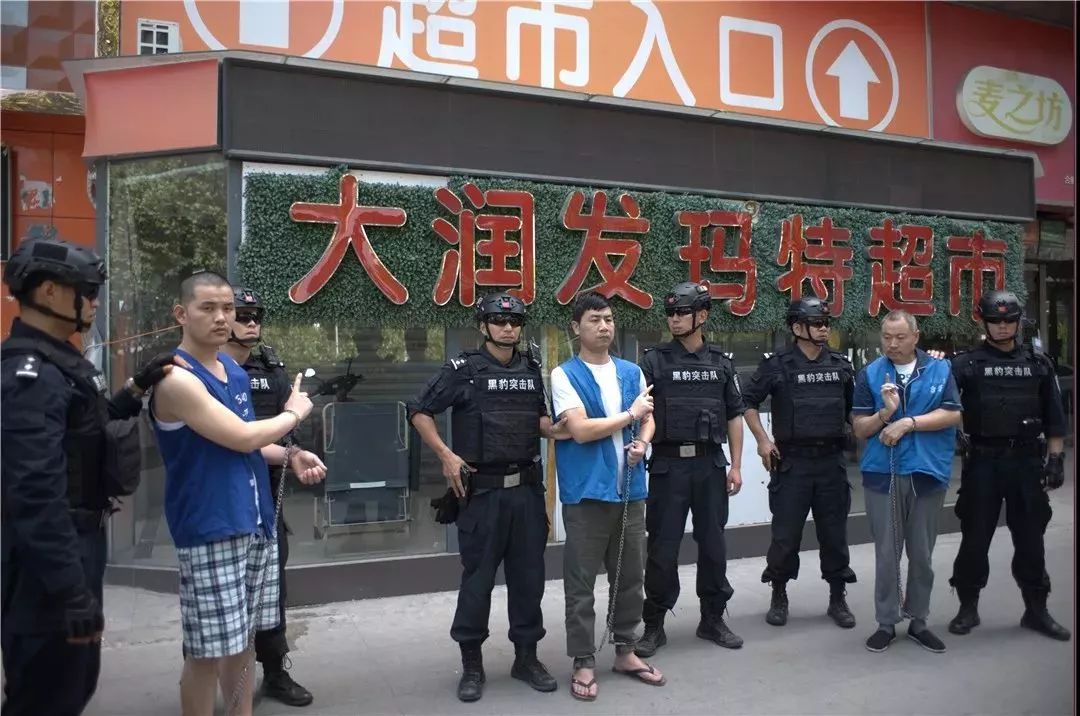 现场震撼!特警荷枪实弹押解3人