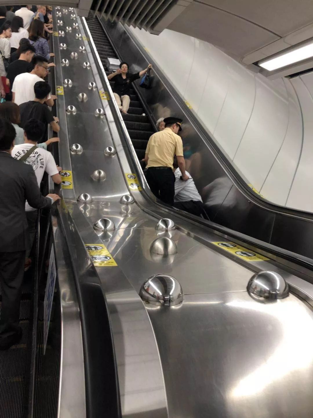 突发!地铁广州东站扶梯3市民摔倒! 目前已送医