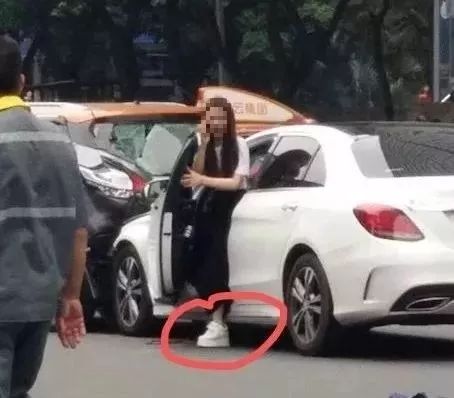 穿松糕鞋开奔驰,连撞13人!女司机,我劝你多备双鞋!