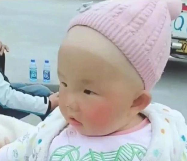                     原创            宝妈带孩子学车，宝宝被晒成了“包黑炭”，教练和学员都笑喷了