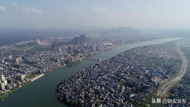 5月23日,航空拍摄的珠江上游的广西柳州市融安县城段江面美景.