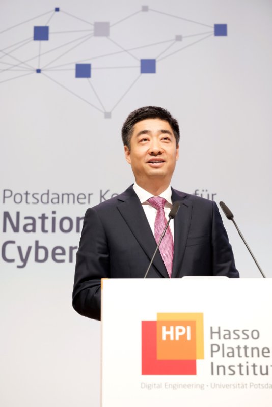 华为副董事长胡厚崑:数字世界不能再竖起“柏林墙”丨钛快讯 og视讯