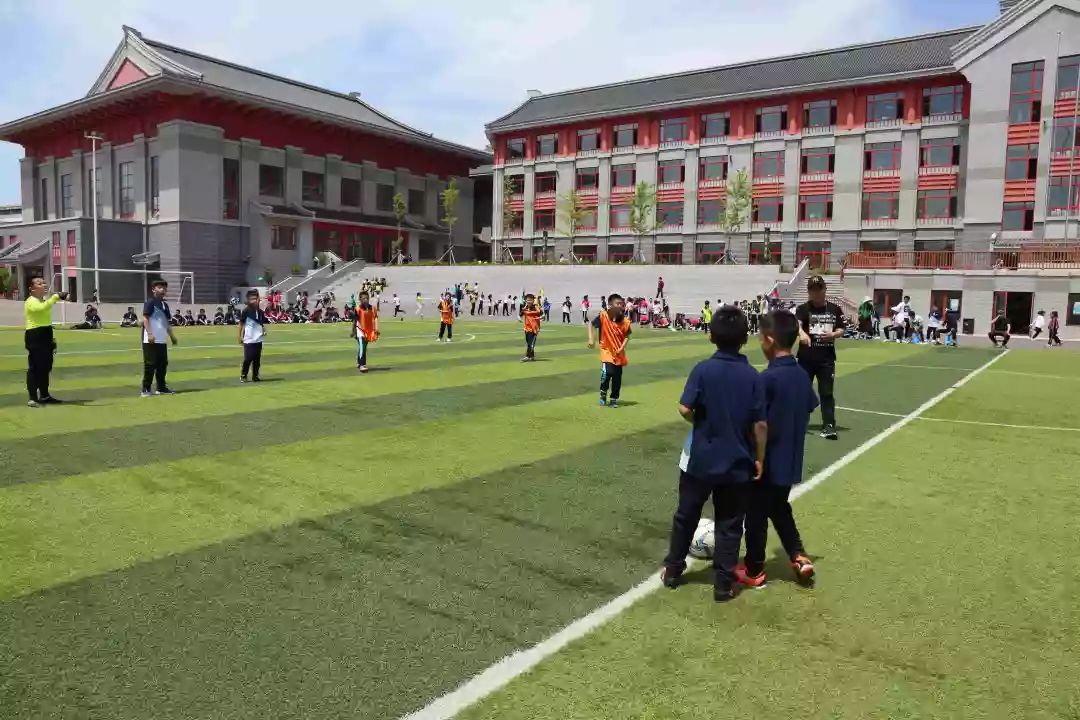 大连南金实验学校将足球文化,足球技能与训练引入教学,让学生在足球