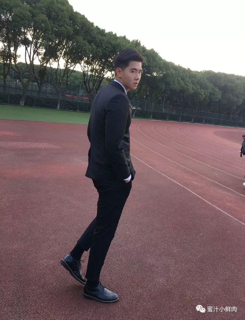 宁波大学198篮球校草穿正装还在厕所玩自拍