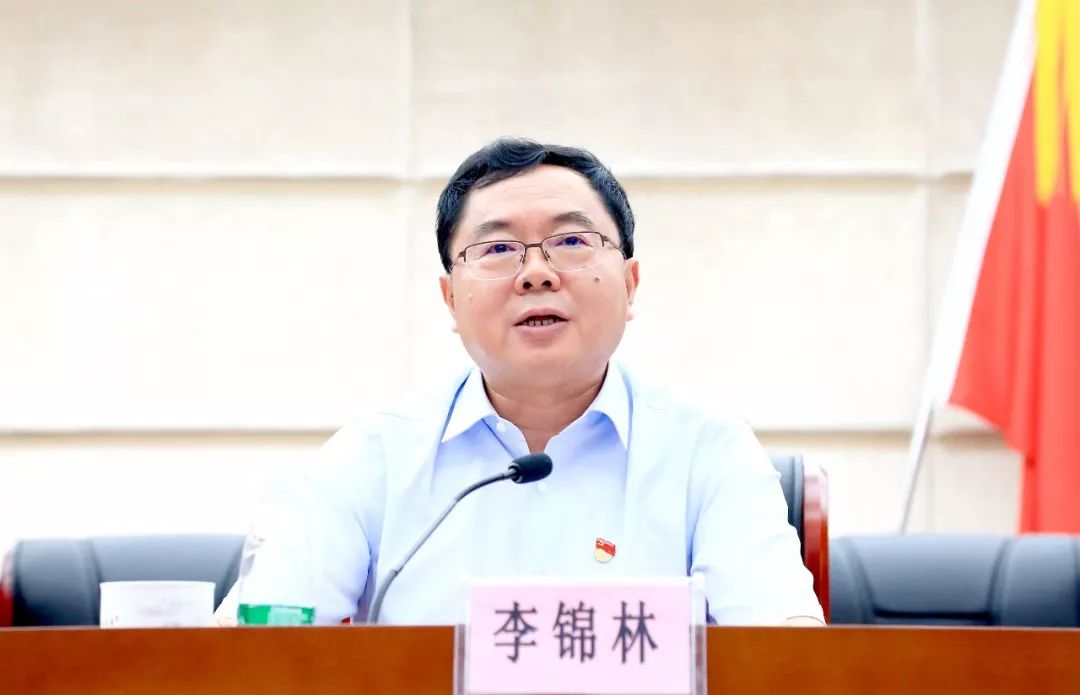 萍乡经开区党工委书记李锦林 在综合服务大楼四楼会议室主持召开全区