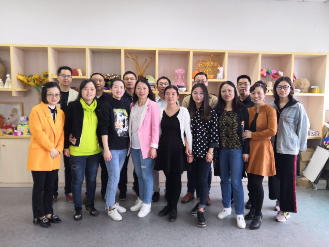 与特教中心老师合影5月20日,重庆二外化学教研组没有与家人一起去
