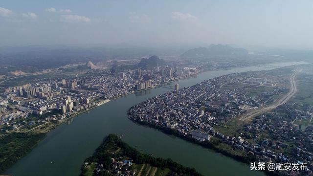 5月23日,航空拍摄的珠江上游的广西柳州市融安县城段江面美景.