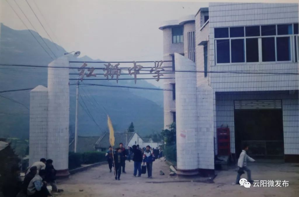 始建于1972年的红狮中学是冠军的摇篮,一代又一代学子见证了学校升级