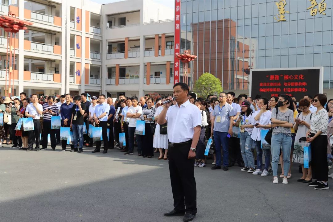 首先在赵希韶校长的引领下,观摩了南湖小学书法教育特色成果现场展示