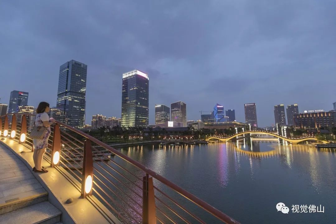 特色景观依次而建千灯湖三期夜景美爆