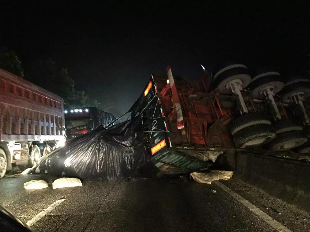 桂林322国道一货车夜里突发翻车事件,现场车辆堵