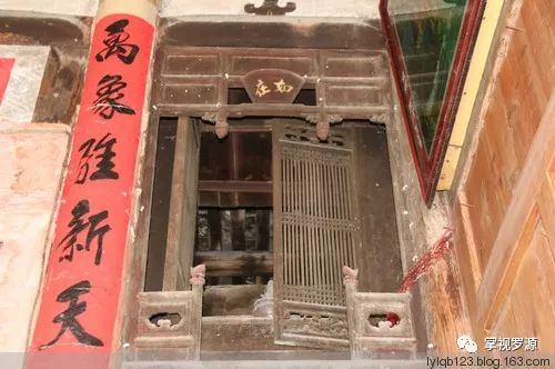 厅堂两边的神翕保存较好