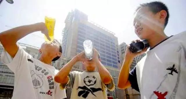                     在夏季高温天气，出门要注意什么？以下几个方面告诉大家如何做！