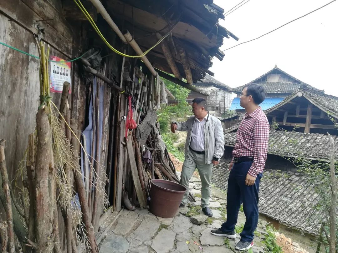 5月22日,榕江县委副书记,栽麻镇脱贫攻前线作战部指挥长吴建良到栽麻